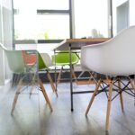 白い椅子の部屋